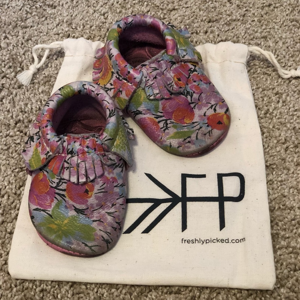 GUC! White floral print Freshly Picked Mocs size 3
